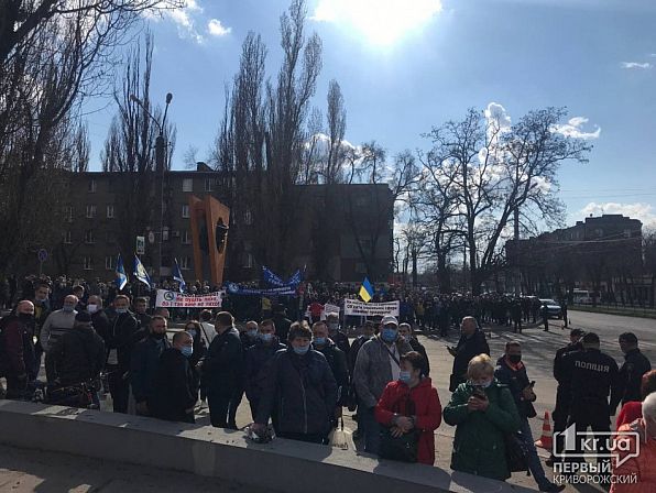 В Кривом Роге работники «АрселорМиттал Кривой Рог» вышли на акцию протеста