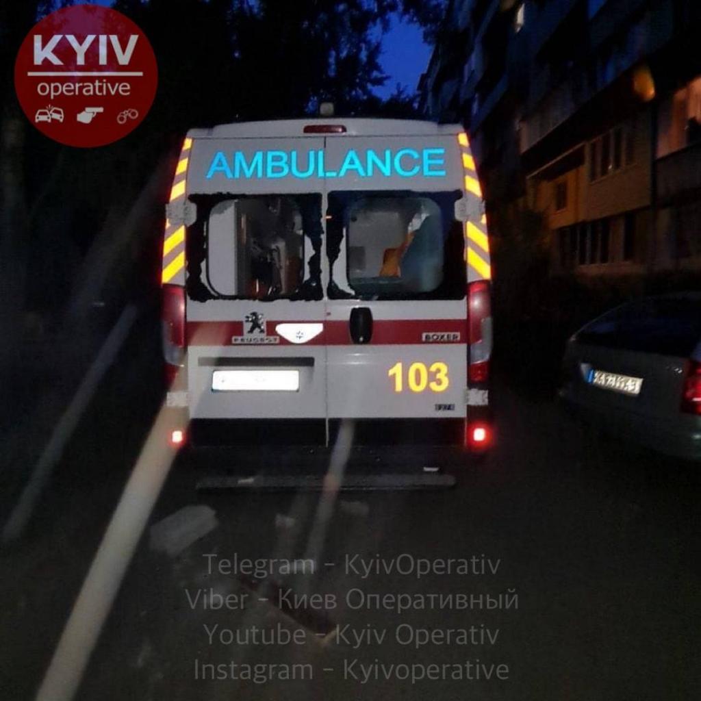 В Киеве агрессивный мужчина набросился на медиков с кинжалом и разбил «скорую»
