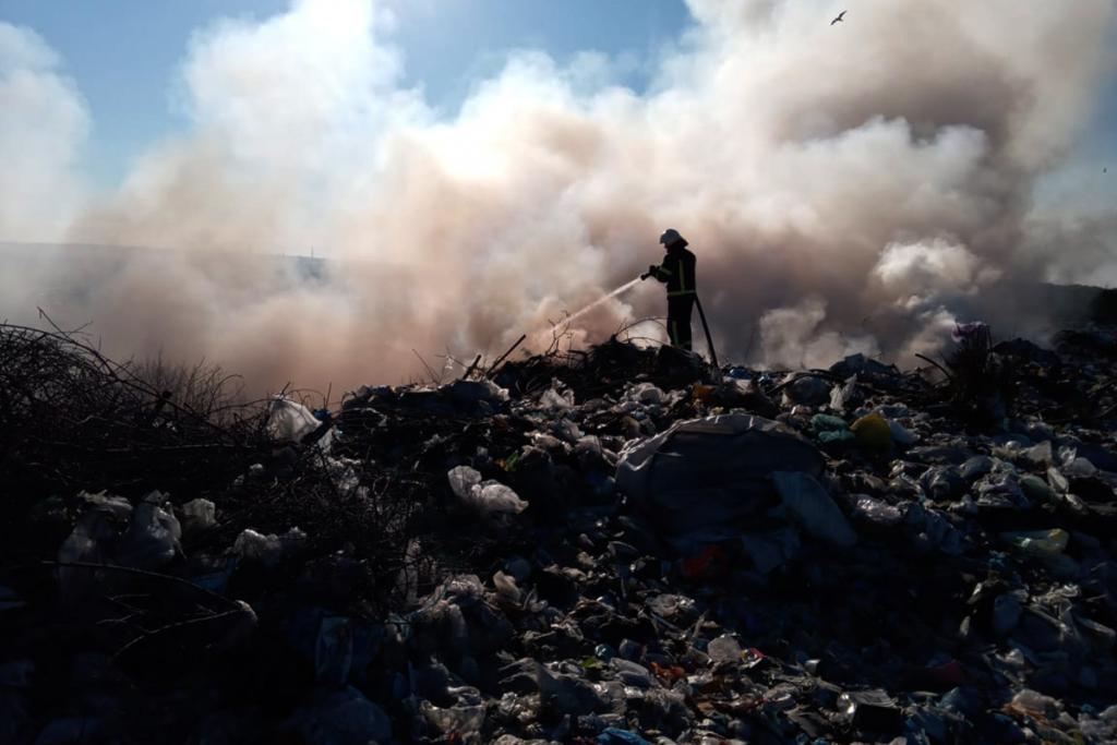 На Днепропетровщине загорелся полигон бытовых отходов
