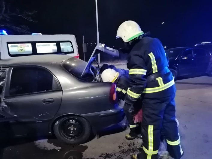 В Павлограде лоб в лоб столкнулись грузовик и легковушка