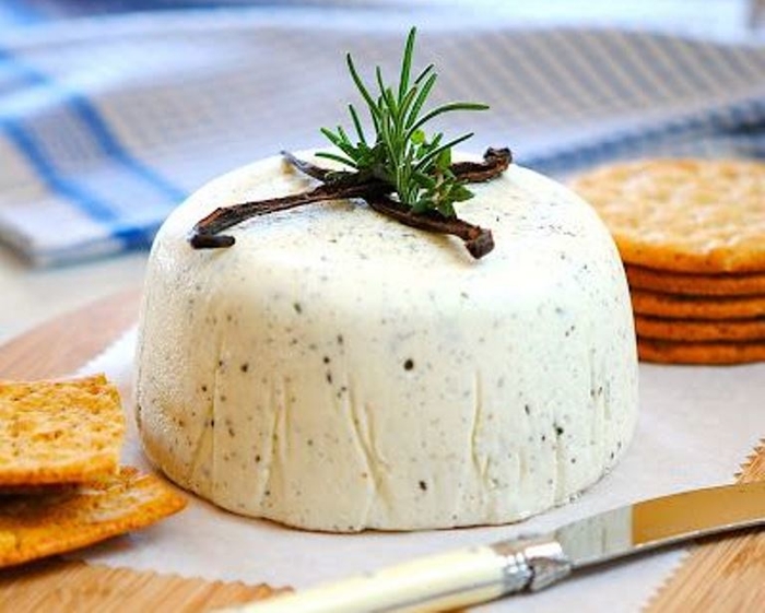 Домашний сыр с базиликом и фисташками