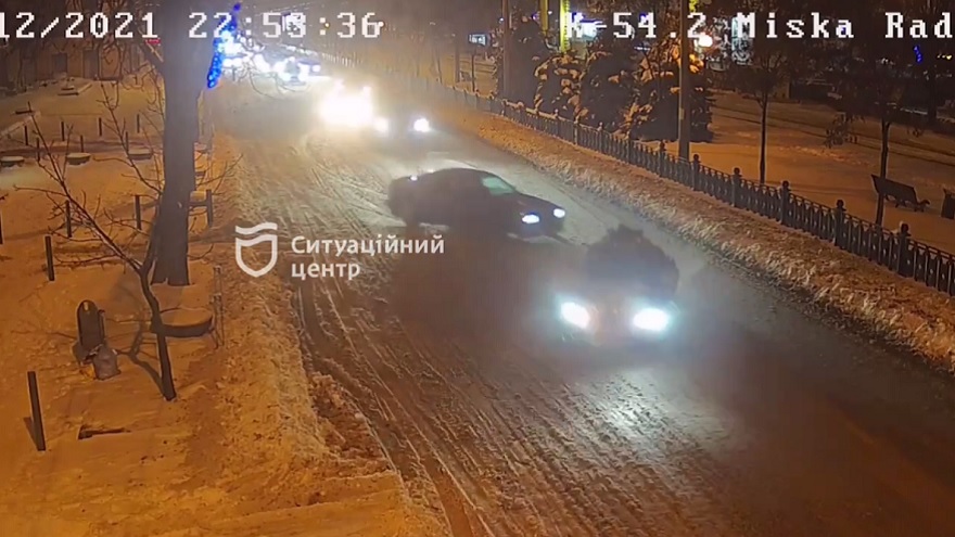В Днепре возле горсовета водители устроили ночной дрифт на снегу