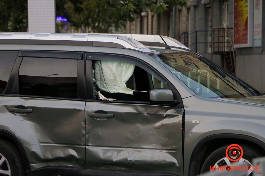 В Днепре столкнулись Nissan и маршрутка с пассажирами: шестеро пострадавших