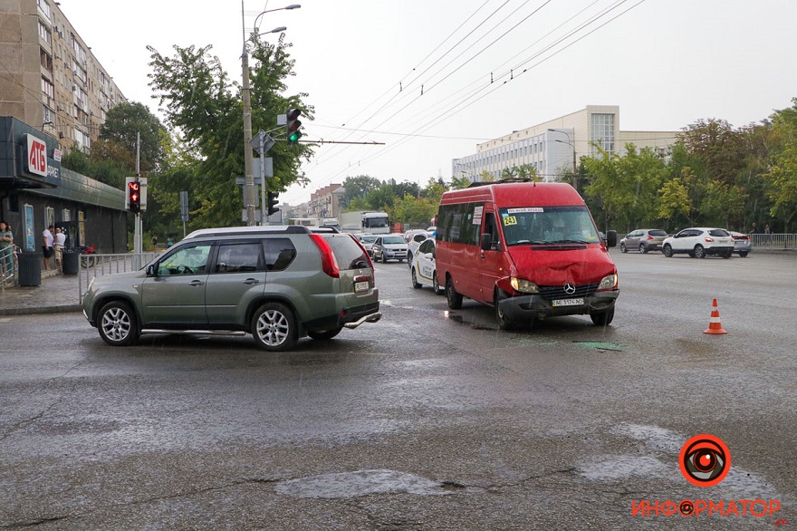 В Днепре столкнулись Nissan и маршрутка с пассажирами: шестеро пострадавших