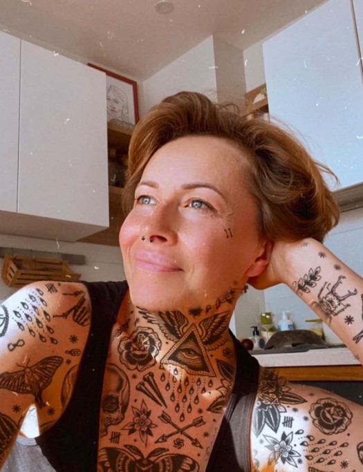 Елена Кравец показала татуировки на своем теле