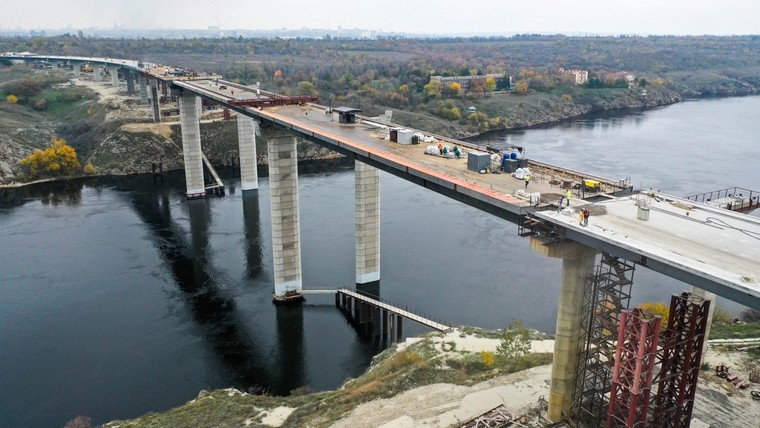 Строительство мостов в Запорожье ведется круглосуточно