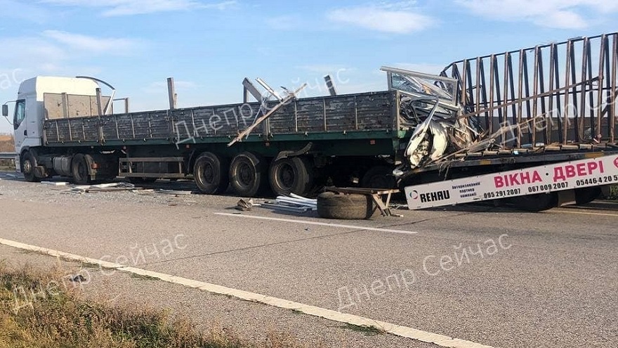 На трассе Днепр-Харьков грузовик влетел в фуру: авто разбито вдребезги