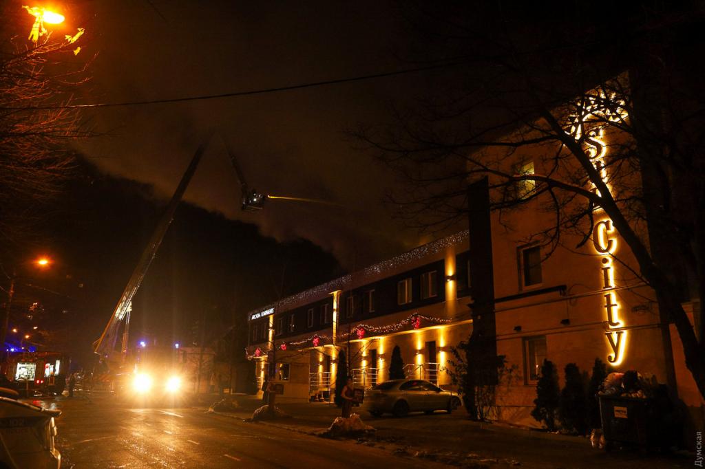 В Одессе загорелся отель