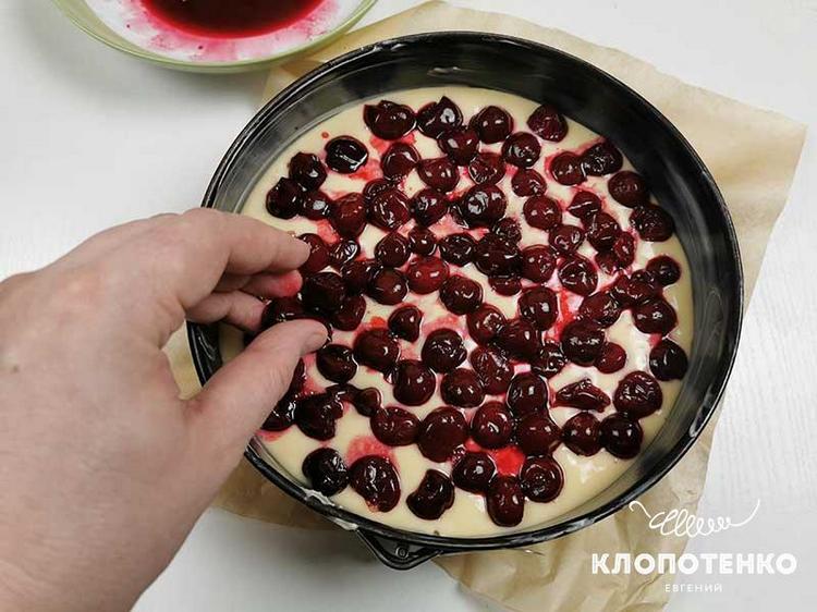 Невероятный пирог с вишней на кефире: рецепт от Евгения Клопотенко