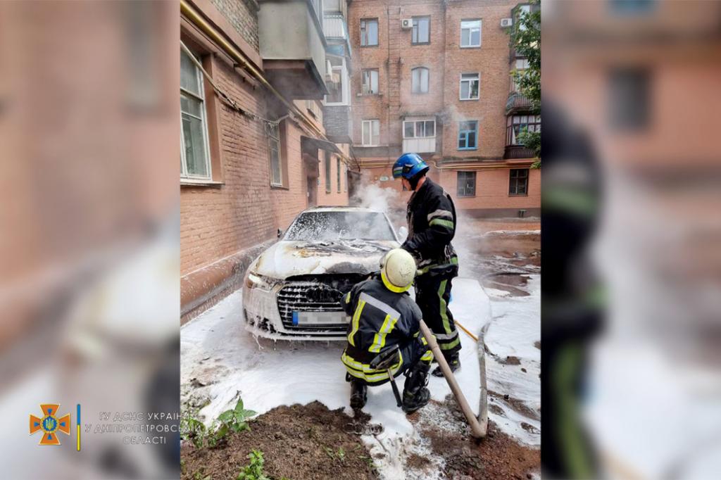 На Днепропетровщине в жилом доме сгорел автомобиль