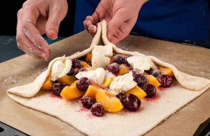 Абрикосово-вишневая слойка с творожным сыром: очень быстрый рецепт