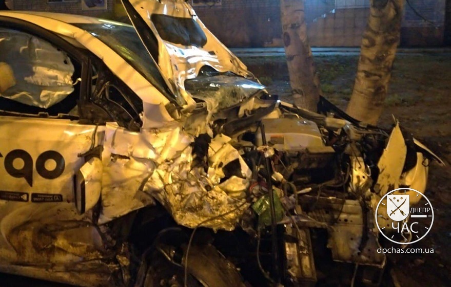 В Днепре водитель такси спровоцировал серьезное ДТП: авто влетело в остановку