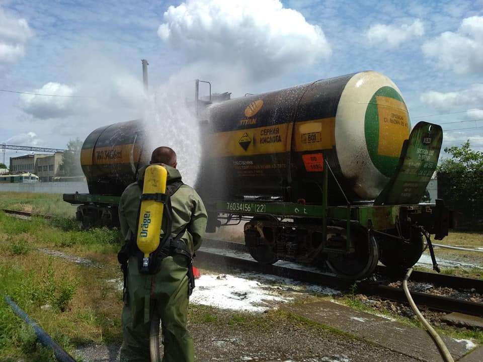 На железной дороге под Днепром произошла утечка серной кислоты