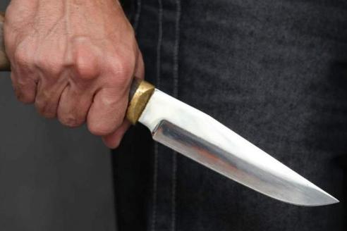 нож в руке, фото из открытых источников