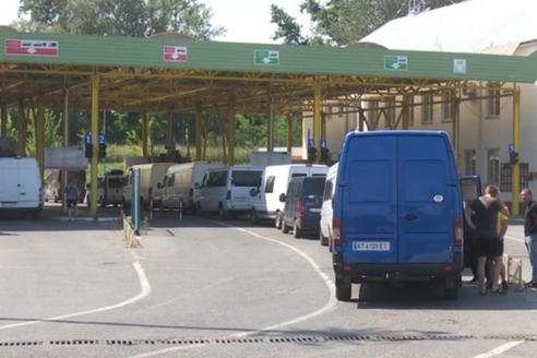 Сотни машин ожидают на въезде в Венгрию