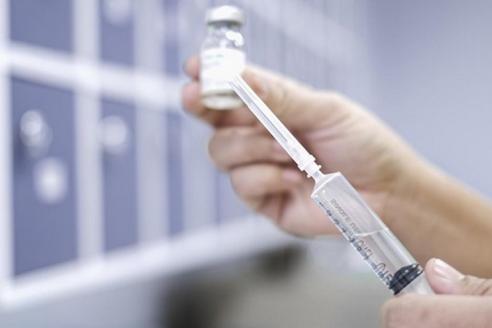 Впервые испытания вакцины против коронавируса приостановлены