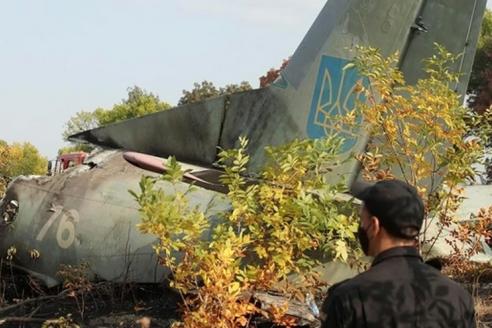 Обломки разбившегося самолета Ан-26