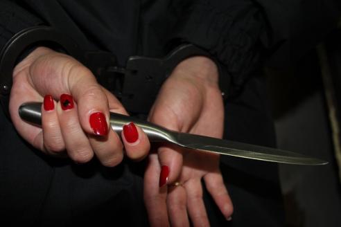 нож в руке, фото из открытых источников