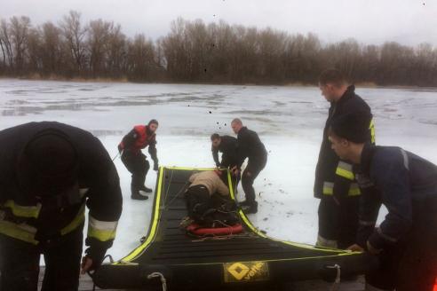 фото ГСЧС, мужчины провалились под лед