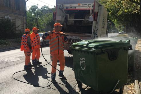 В Днепре коммунальщики ежедневно моют мусорные баки
