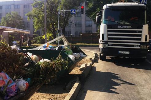 В Днепре коммунальщики с помощью тяжелой техники убирают мусор