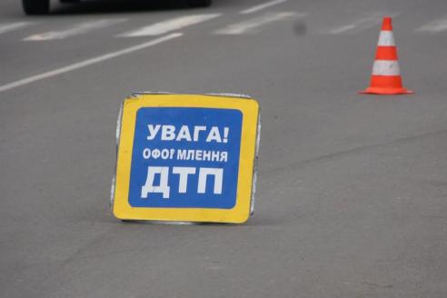 ДТП на Днепропетровщине: сбит пешеход, задеты электроопора и Мерседес