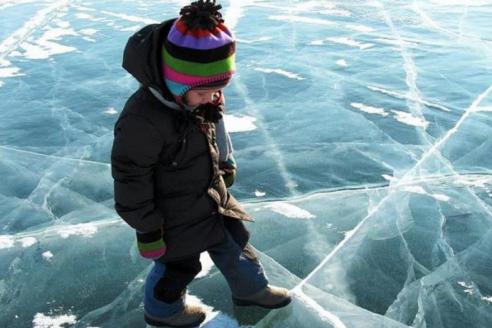 ребенок на льду, фото из открытых источников