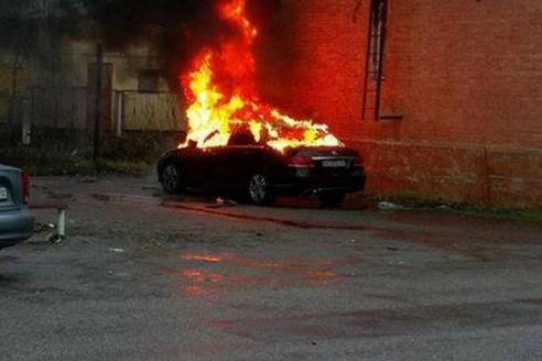 фото https://informator.dp.ua, в Днепре подожгли автомобиль