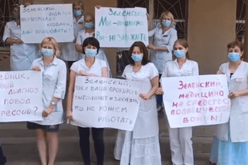 В Днепре молчаливый протест против преследования врачей 21-й больницы набирает оборот