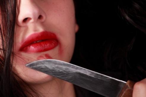 нож у женщины, фото из открытых источников