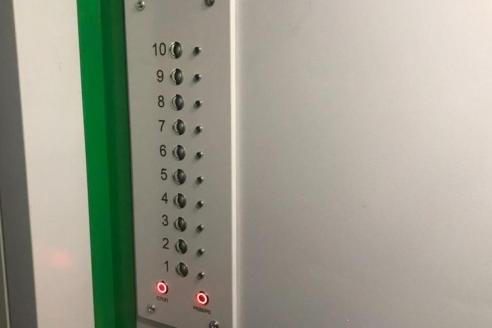 Прослужит долгие годы: в Днепре отремонтировали лифт в многоэтажном доме