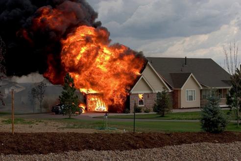 тушить пожар в доме, фото из открытых источников