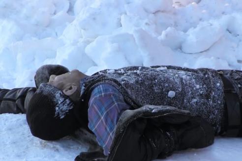 мужчина замерз в снегу, фото из открытых источников