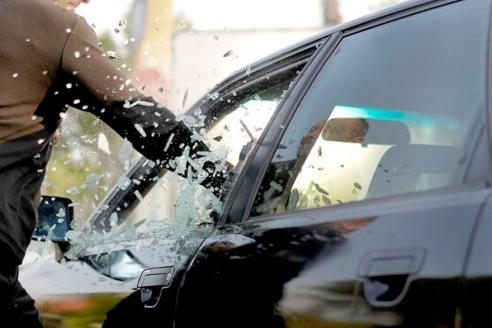 разбить стекло в автомобиле, фото из открытых источников