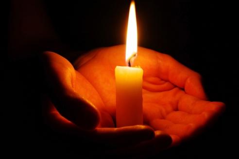 свеча горит, фото из открытых источников