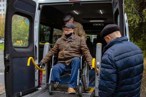 В Днепре появилось еще одно социальное такси для людей с инвалидностью