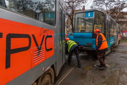 фото https://informator.dp.ua, трамвай сошел с рельс в Днепре
