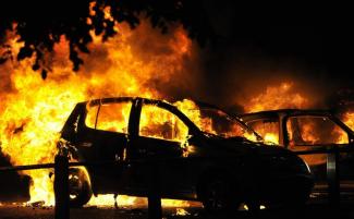 автомобиля горят, фото из открытых источников
