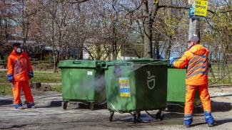 У Дніпрі комунальники дезінфікують сміттєві контейнери