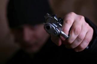 В Кривом Роге мужчина угрожал прохожим пистолетом