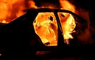 поджог автомобиля, фото из открытых источников