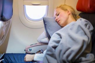 спать в самолете, фото из открытых источников
