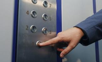 В Днепре мужчина в лифте напал на девочку