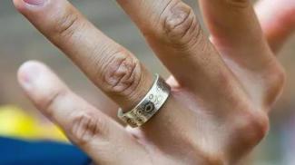 кольцо на безымянном пальце