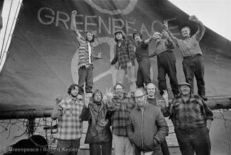Фото сделал Роберт Кизайр в 1971 году, во время первой экспедиции Greenpeace. Небольшая группа активистов, вдохновленных мечтой о мире без войны и насилия, отправилась из Ванкувера в плавание к острову Амчитка на Аляске, в районе которого правительство США собиралось проводить ядерные испытания. Экипаж выбрал название для своей команды: Green + Peace = Greenpeace. Именно тогда охрану природы начали серьёзно обсуждать во всём мире.