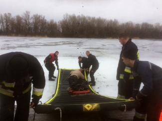 фото ГСЧС, мужчины провалились под лед