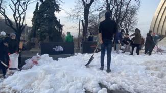 Снег с Буковеля в центре Киева
