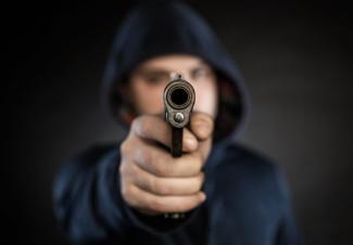 мужчина с пистолетом, фото из открытых источников