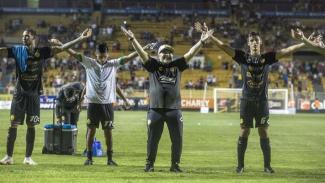 Марадона празднует победу с футболистами