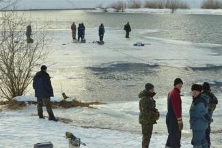 рыбаки на льдине, фото из открытых источников